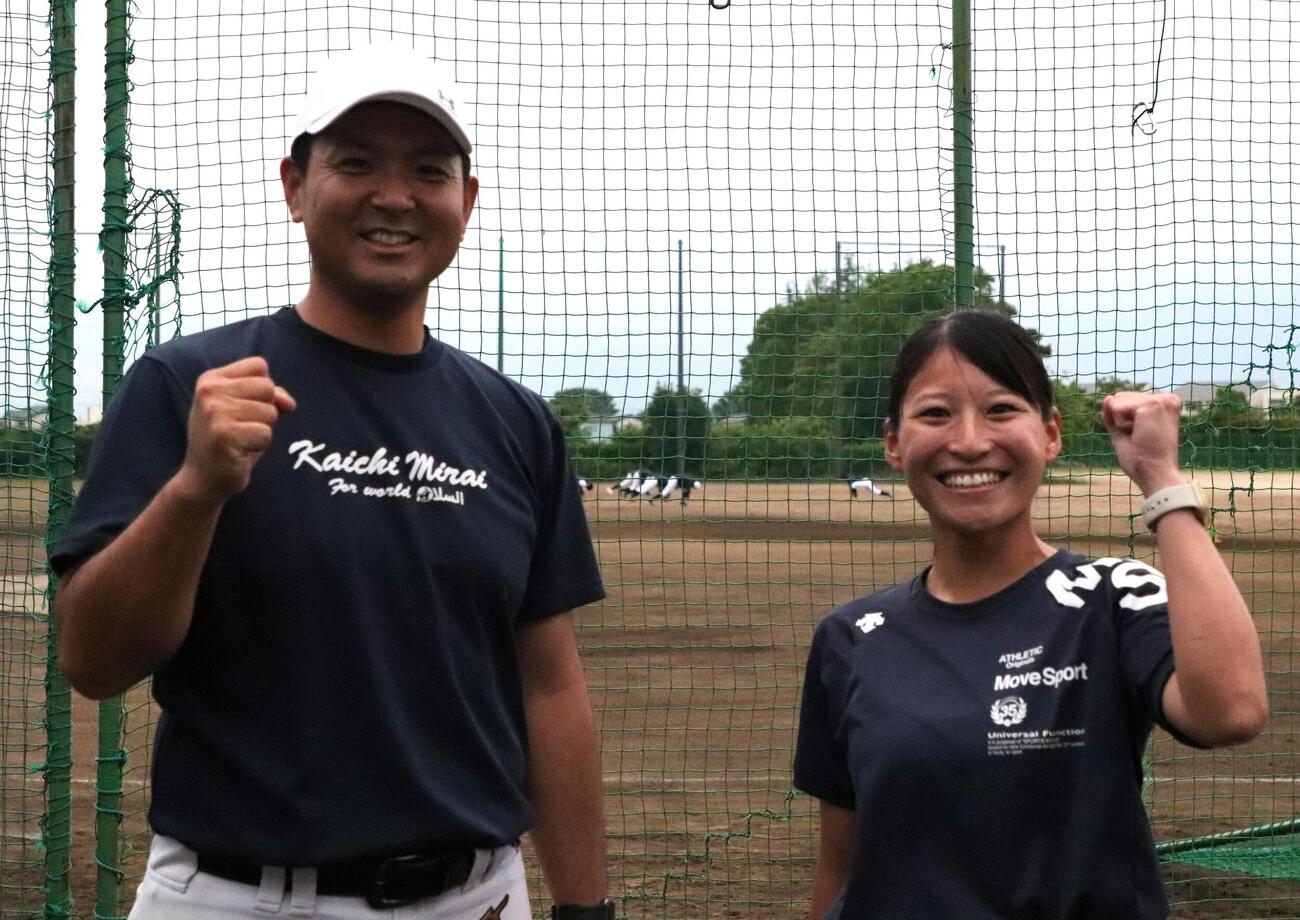 笑顔でガッツポーズする開智未来・伊東悠太監督（左）、金井砂羽コーチ（撮影・会田京叶）