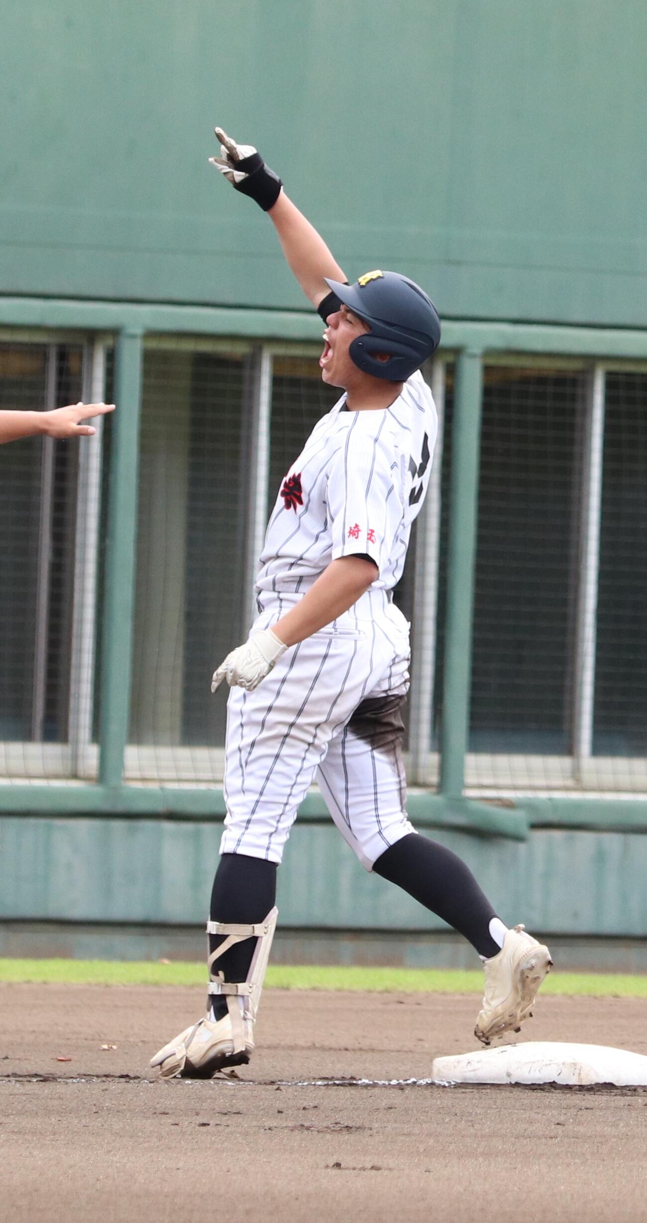 第108回全国高校野球埼玉大会　2回戦　開智未来対北本　1回表無死満塁、3点適時三塁打を放ち拳を突き上げる開智未来・巷野拓夢（撮影・会田京叶）