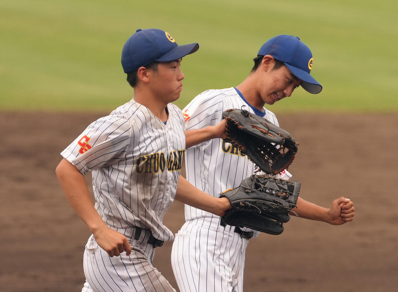 日大習志野対中央学院　勝利し、タッチを交わす中央学院・谷晃明（左）（撮影・足立雅史）