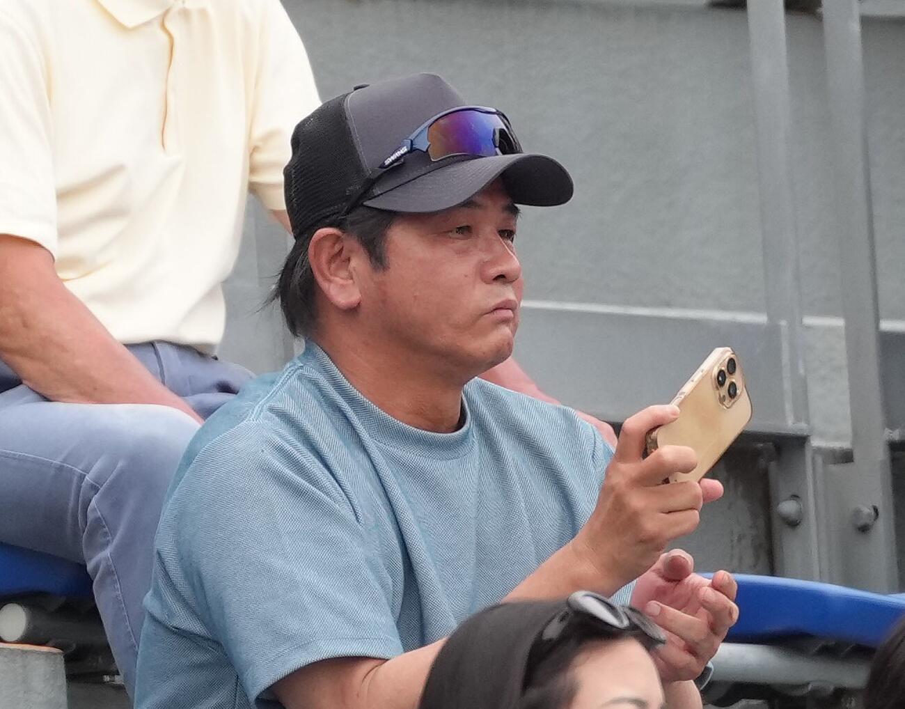 日大習志野対中央学院　試合を観戦する谷佳知氏（撮影・足立雅史）