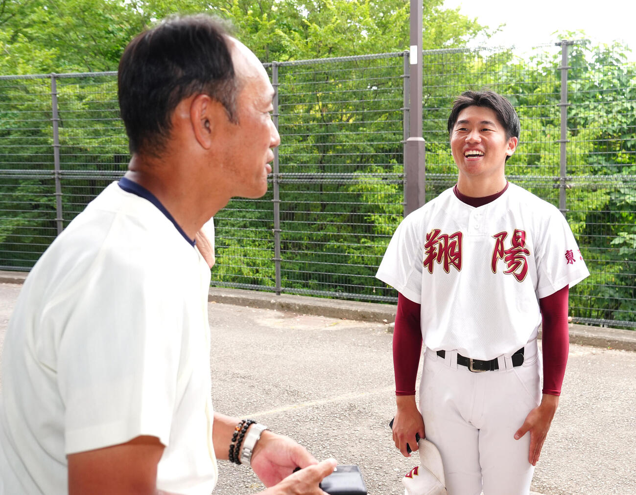 翔陽対日大三　試合後、日大三・三木有造監督（左）にあいさつする翔陽・吉田昂生監督（撮影・江口和貴）