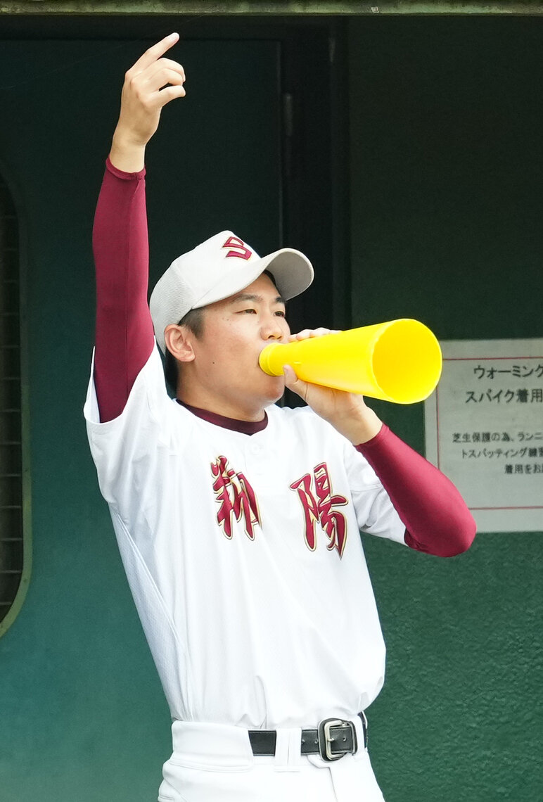 翔陽対日大三　ベンチから指示を出す翔陽・吉田昂生監督（撮影・江口和貴）