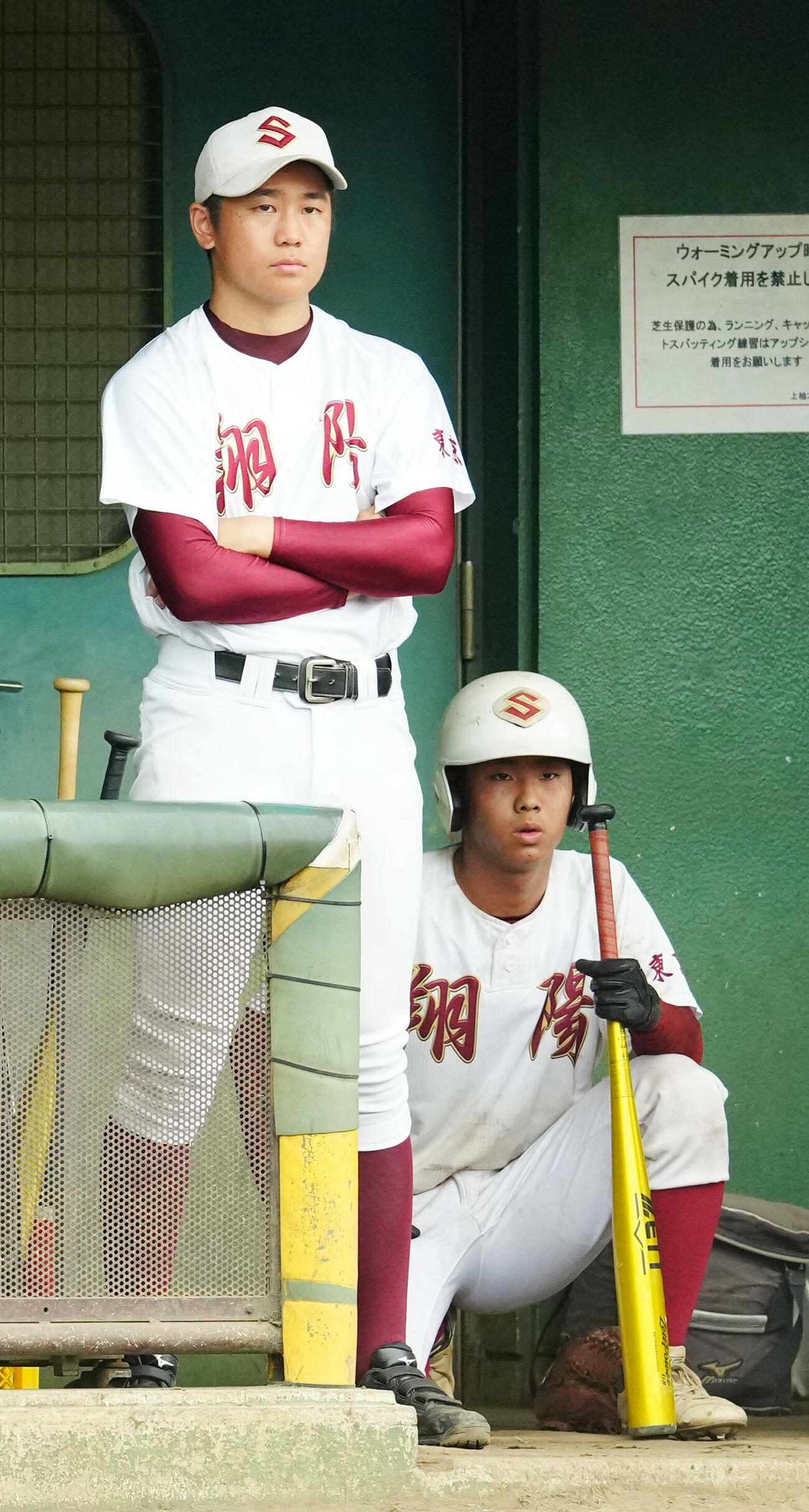 翔陽対日大三　5回表、ベンチから戦況を見つめる翔陽・吉田昂生監督（左）（撮影・江口和貴）