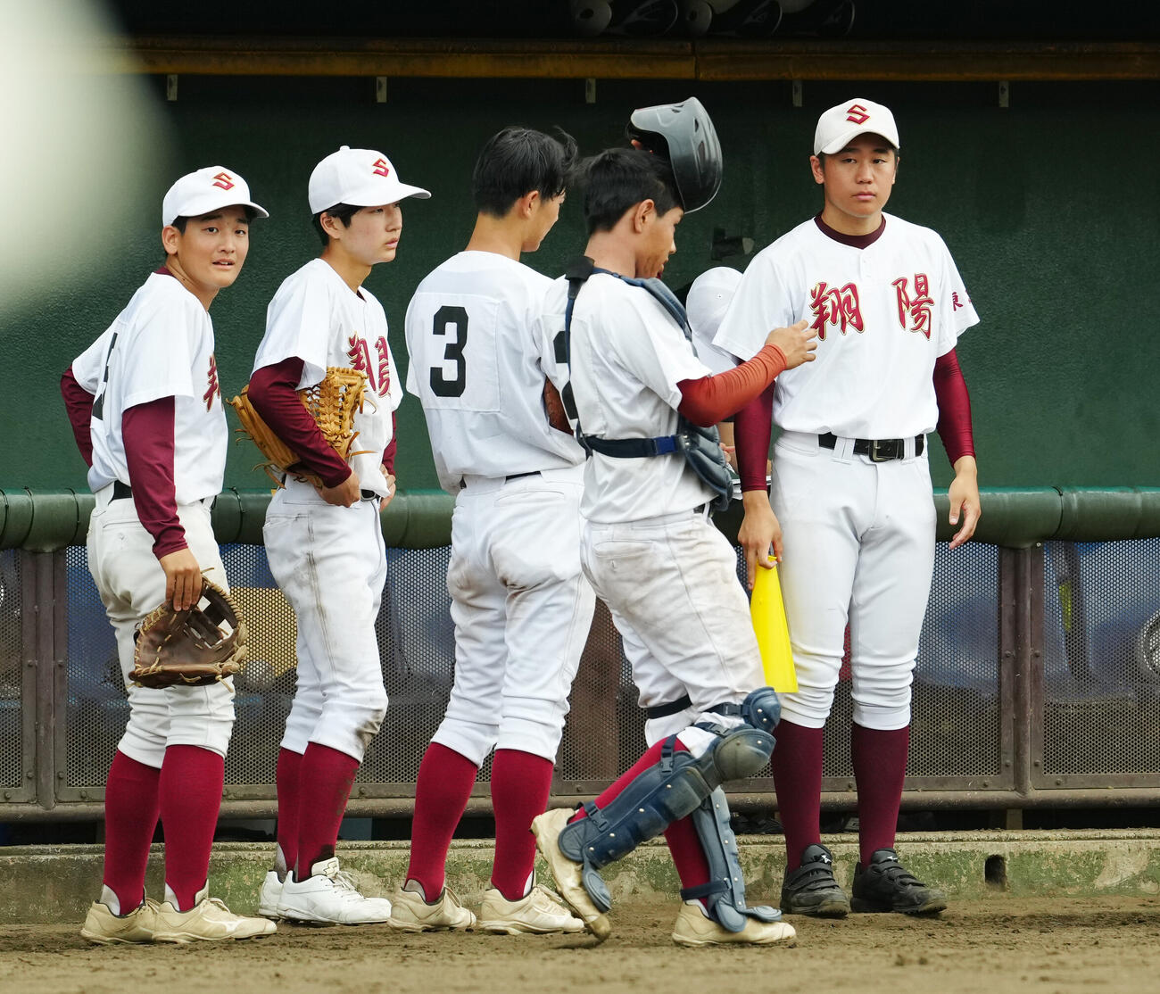 翔陽対日大三　5回表開始前、選手たちに声をかける翔陽・吉田昂生監督（右端）（撮影・江口和貴）