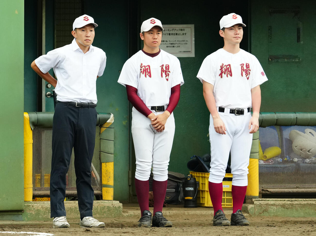 翔陽対日大三　試合後、整列する翔陽・吉田昂生監督（中央）ら（撮影・江口和貴）