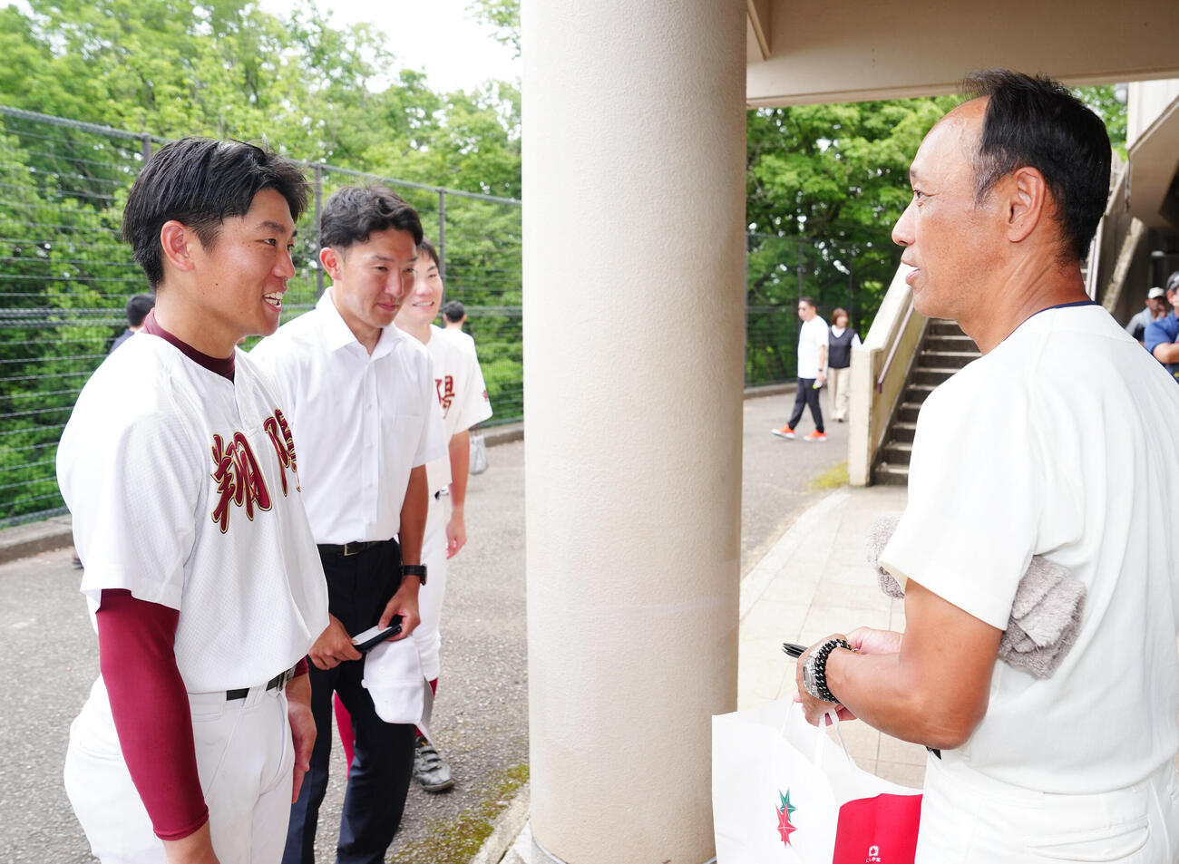 翔陽対日大三　試合後、日大三・三木有造監督（右）にあいさつする翔陽・吉田昂生監督（左）ら（撮影・江口和貴）