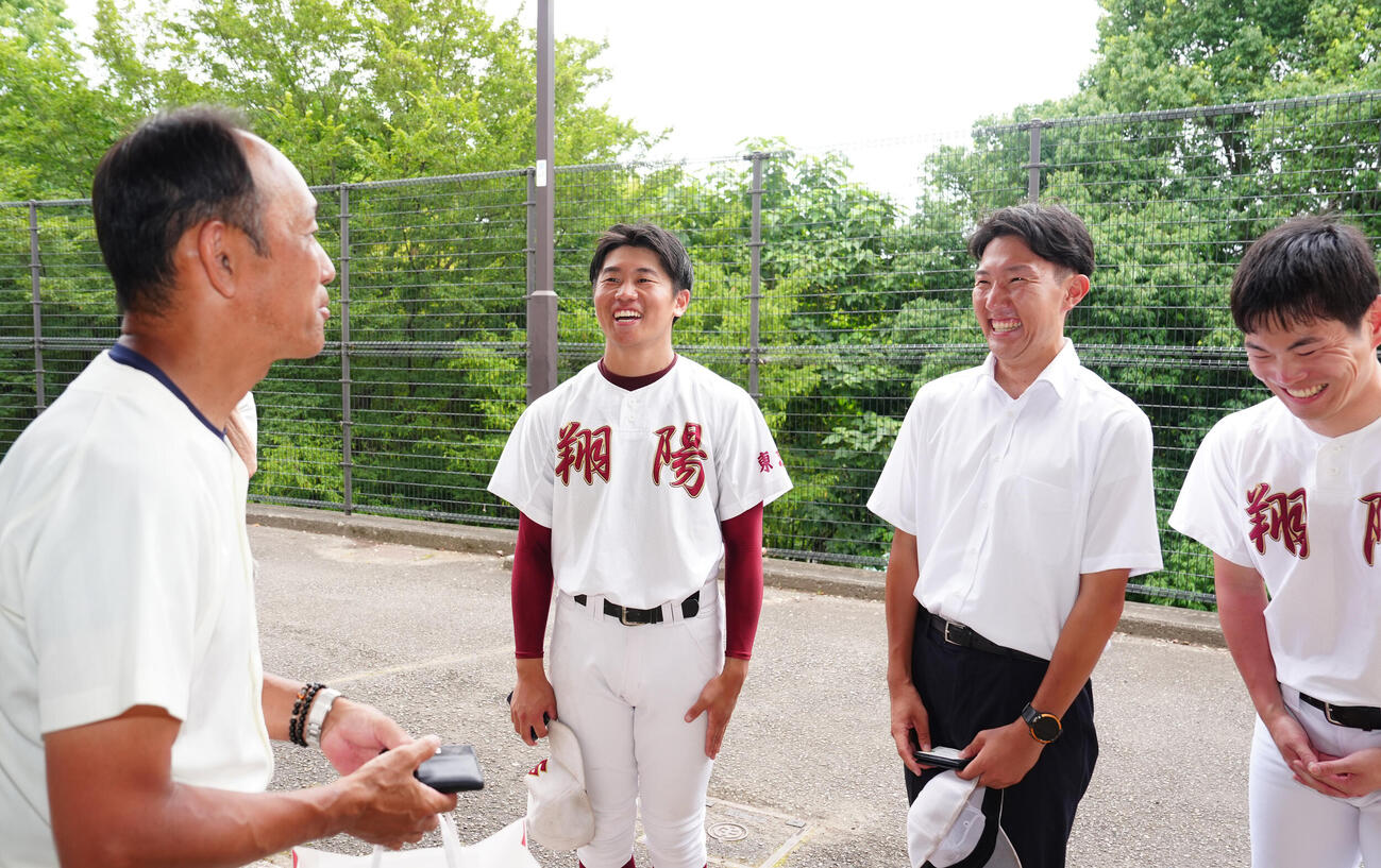 翔陽対日大三　試合後、日大三・三木有造監督（左）にあいさつする翔陽・吉田昂生監督（左から2人目）ら（撮影・江口和貴）