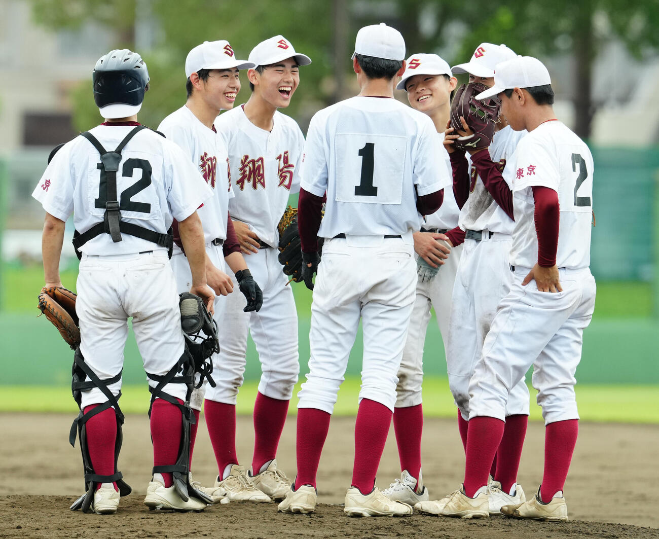 翔陽対日大三　4回裏、マウンドに集まる翔陽の選手たち（撮影・江口和貴）
