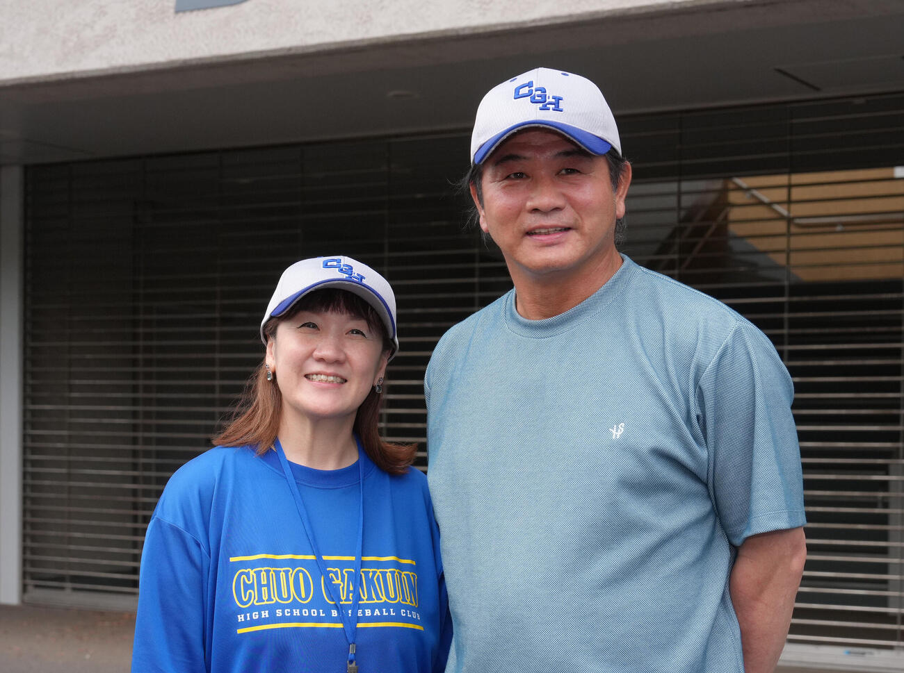 日大習志野対中央学院　観戦後、笑顔を見せる谷佳知氏（右）、谷亮子さん夫妻（撮影・足立雅史）