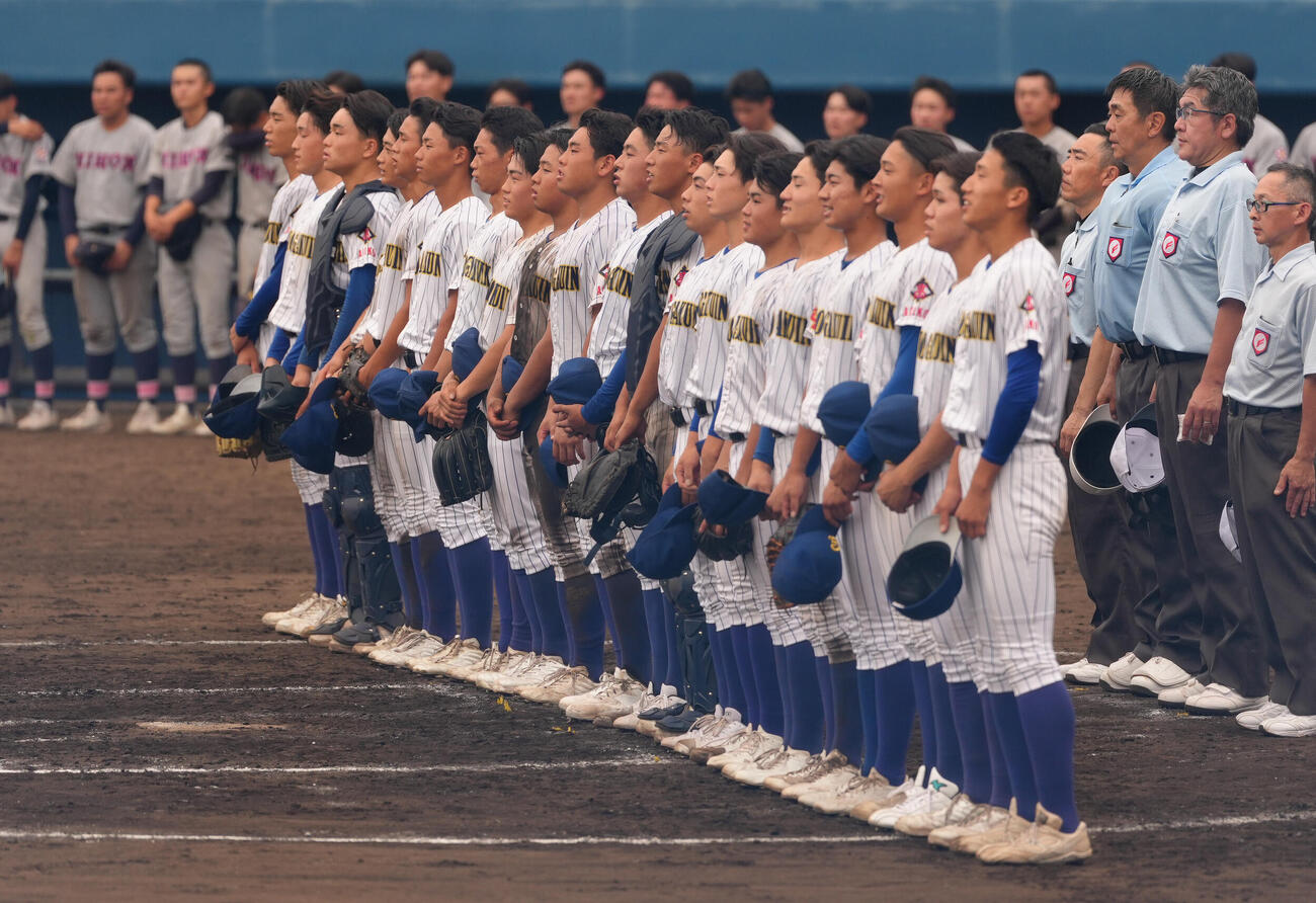日大習志野対中央学院　快勝し、校歌を歌う中央学院の選手たち（撮影・足立雅史）