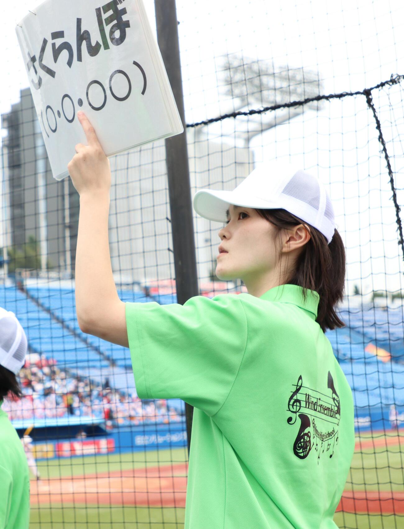 第108回全国高校野球東東京大会　2回戦　雪谷対大島　スタンドでプレートを掲げる応援団の木中希音さん（撮影・栗林真菜）