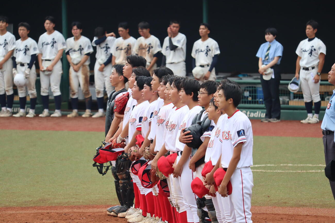 4年ぶりの単独チームで出場し勝利。校歌を響かせるいわき総合の選手たち