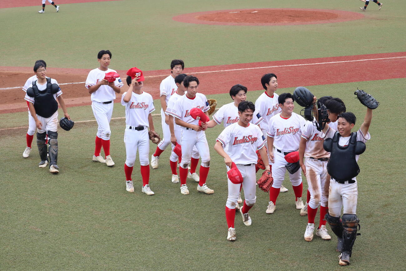 念願だった単独チームでの勝利に喜ぶいわき総合の選手たち