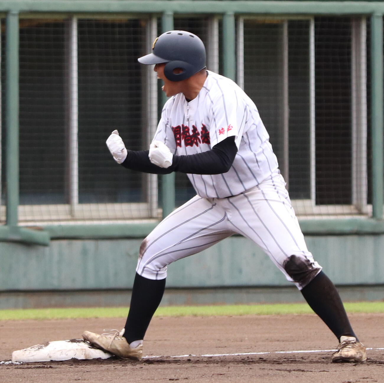 北本戦の1回、適時三塁打を放ち塁上で喜ぶ開智未来・川上慧（撮影・会田京叶）