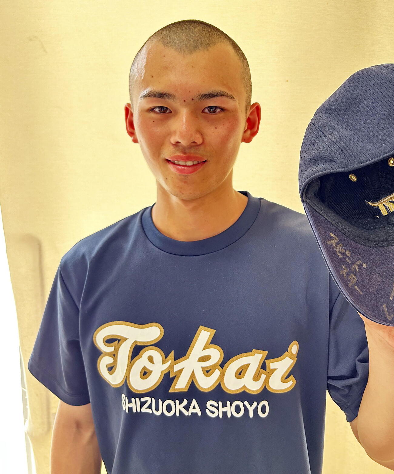 韮山対東海大静岡翔洋　スピードスターと書かれた帽子を手に笑顔を見せる東海大静岡翔洋・荒川