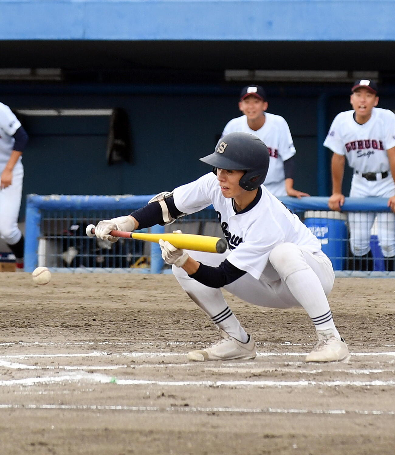 駿河総合対静岡　6回裏静岡1死二、三塁、投前にスクイズを決める中川