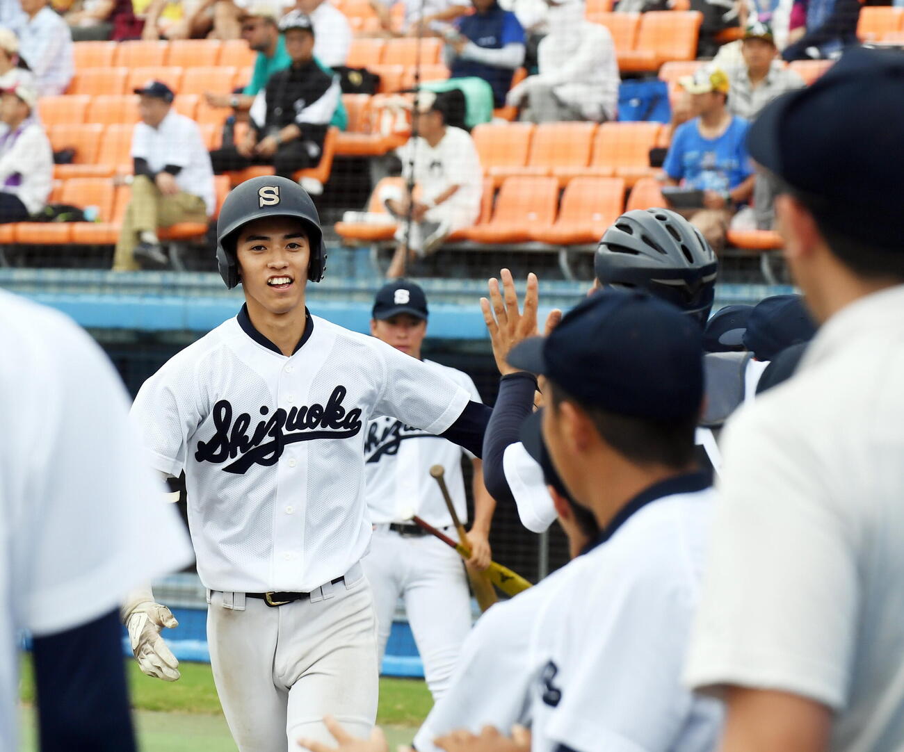 駿河総合対静岡　6回にスクイズを決め、ハイタッチで迎えられる静岡・中川（撮影・前田和哉）