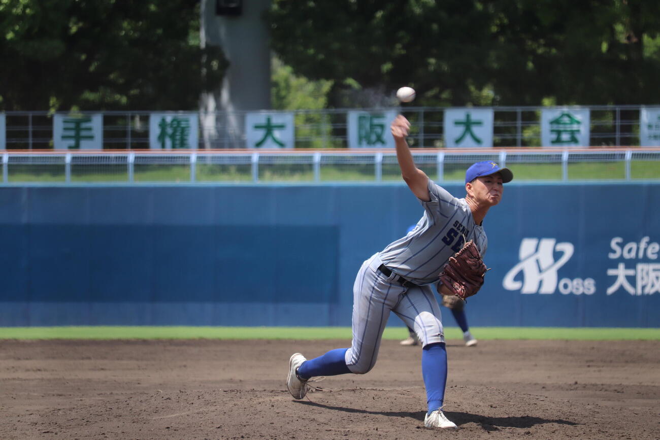 大産大付戦で力投する千里青雲・一針崇人（撮影・佐藤妙月）