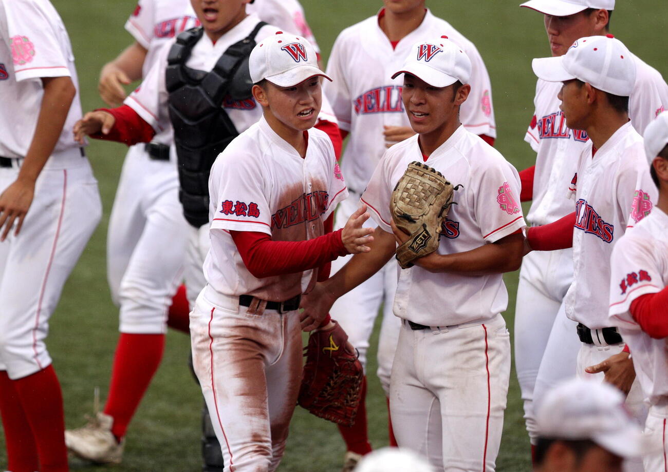 築館対日本ウェルネス宮城　勝利喜ぶ日本ウェルネス宮城・金成大樹（左)（撮影・木村有優）
