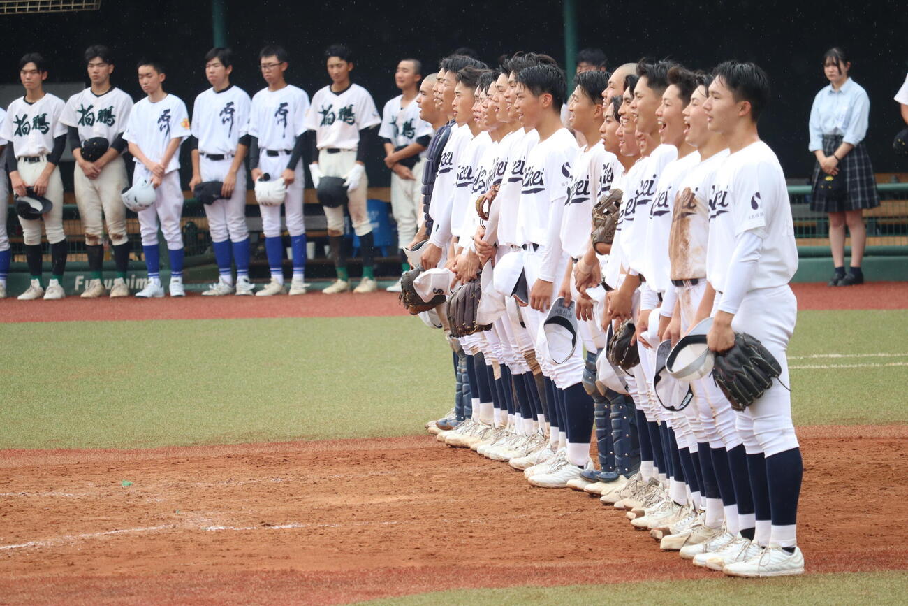 初戦であぶくま柏鵬・石川の連合チームに勝利した福島成蹊の選手たち
