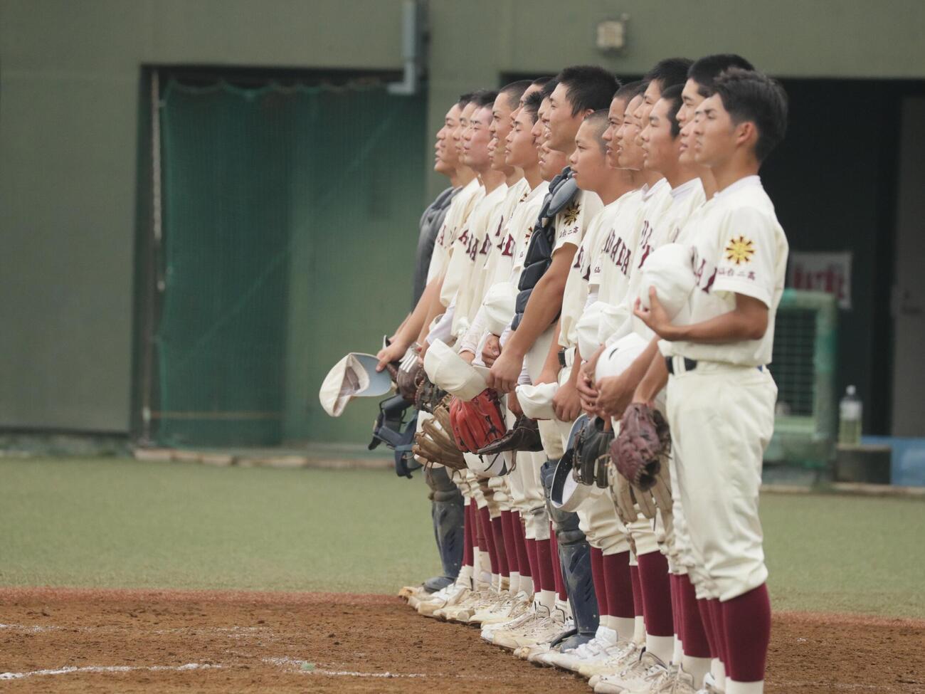 伊具対仙台二　勝利し校歌を歌う仙台二ナイン