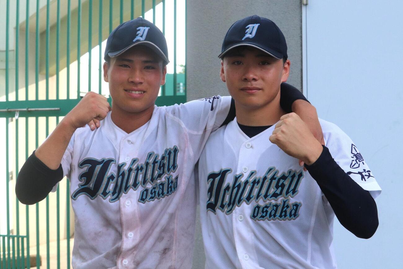 試合後、笑顔で写真に納まるいちりつの幸田啓汰（左）と飯田侑磨（撮影・中島麗）