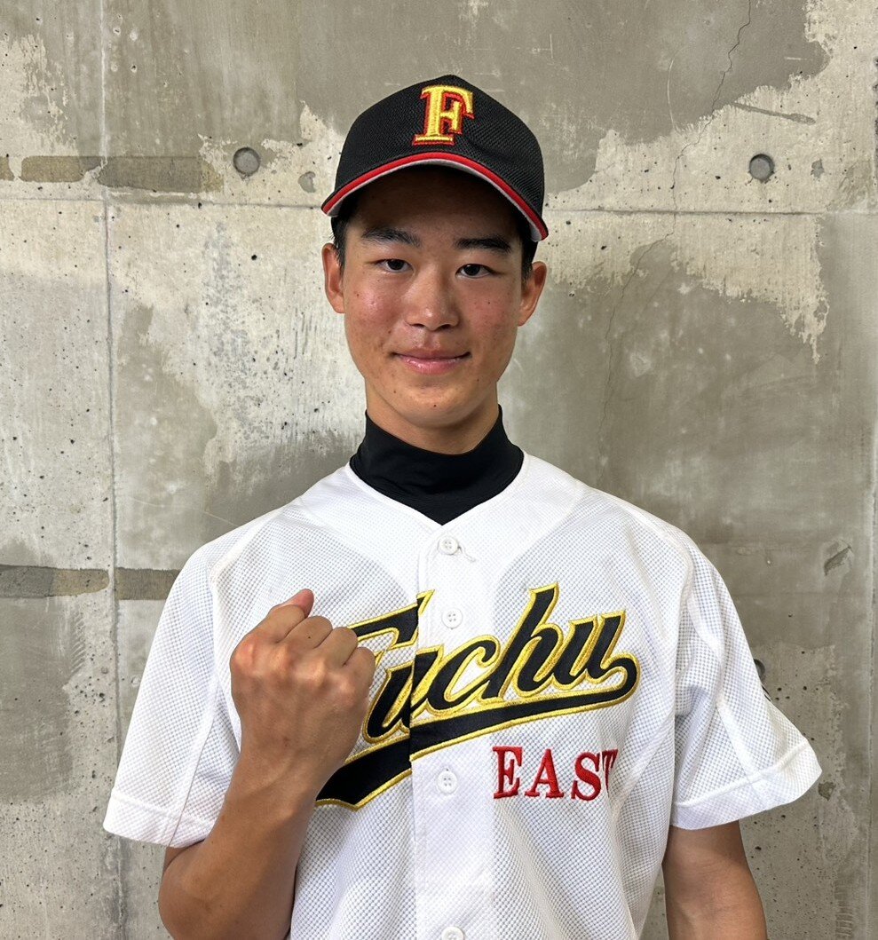 笑顔でガッツポーズする府中東・福村翼（撮影・田島優大）