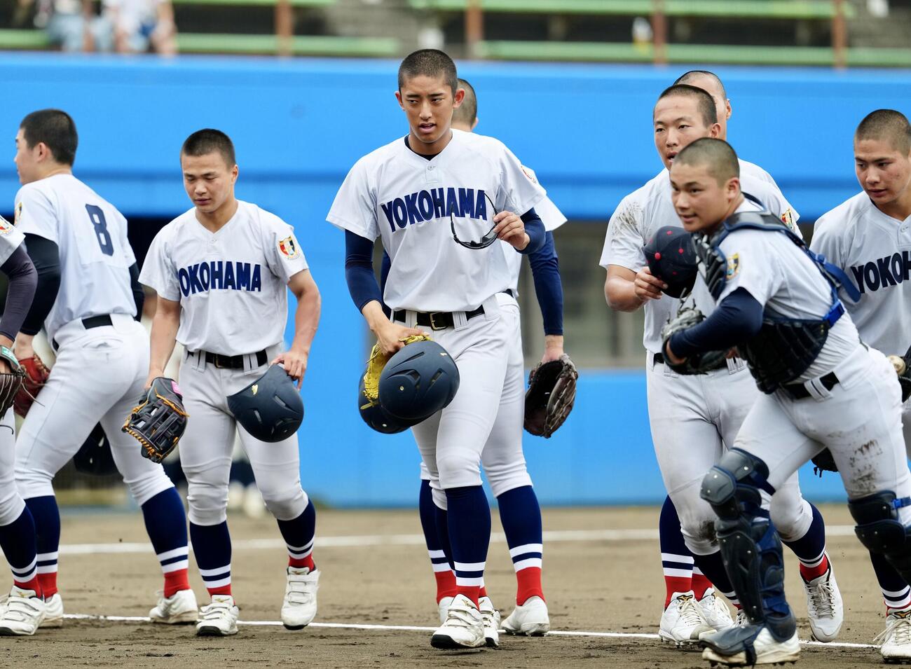 住吉対横浜　試合前、シートノックを終え、ベンチに引き揚げる織田翔希（中央）ら横浜の選手たち（撮影・江口和貴）