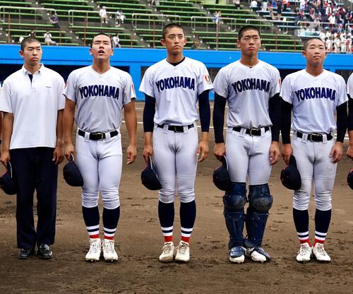 住吉対横浜 試合前、応援席にあいさつする織田翔希(中央)ら横浜の選手たち(撮影・江口和貴)