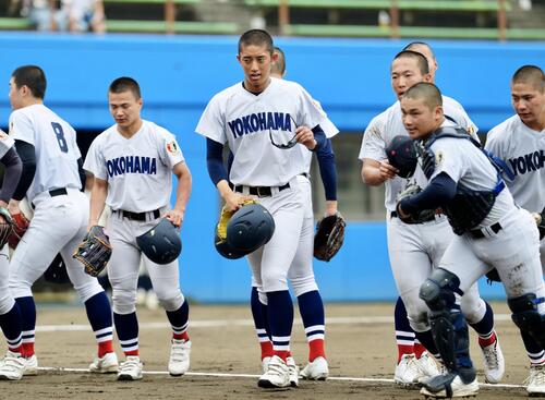 住吉対横浜 試合前、シートノックを終え、ベンチに引き揚げる織田翔希(中央)ら横浜の選手たち(撮影・江口和貴)