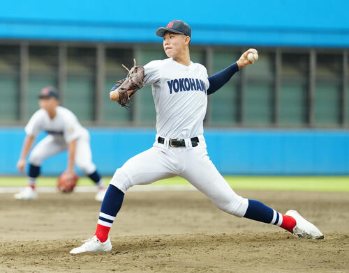 住吉対横浜 力投する横浜3番手の小林鉄三郎(撮影・江口和貴)