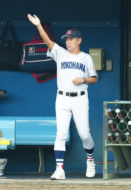 住吉対横浜 3回表、指示を出す横浜・村田浩明監督(撮影・江口和貴)