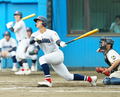 住吉対横浜 3回裏横浜1死一、二塁、2点適時三塁打を放つ脇山魁音(撮影・江口和貴)