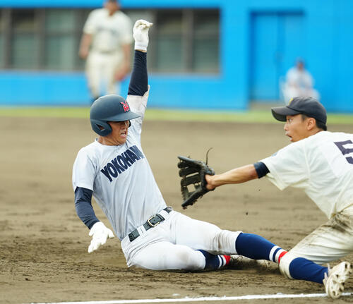 住吉対横浜 3回裏横浜1死一、二塁、2点適時三塁打で滑り込む脇山魁音(左)(撮影・江口和貴)