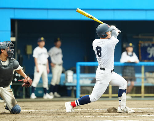 住吉対横浜 4回裏横浜1死三塁、適時三塁打を放つ江坂佳史(撮影・江口和貴)