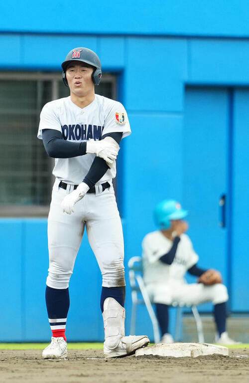 住吉対横浜 4回裏横浜1死三塁、適時三塁打を放った江坂佳史(撮影・江口和貴)