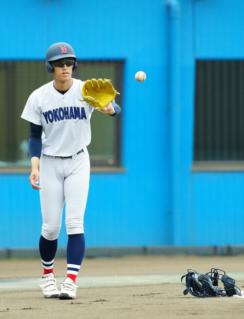 住吉対横浜 試合前のシートノックで補助する横浜・織田翔希(撮影・江口和貴)
