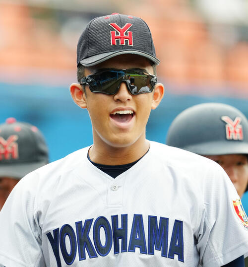 住吉対横浜 5回表開始前、チームメートを盛り上げる横浜・織田翔希(撮影・江口和貴)