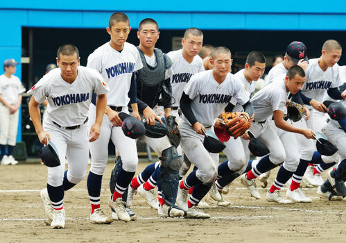 住吉対横浜 5回コールド勝ちし、あいさつへ向かう織田翔希(左から2人目)ら横浜の選手たち(撮影・江口和貴)