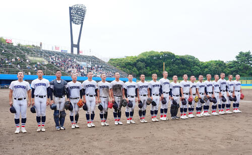 住吉対横浜 5回コールド勝ちし、応援席にあいさつする織田翔希(左から2人目)ら横浜の選手たち(撮影・江口和貴)