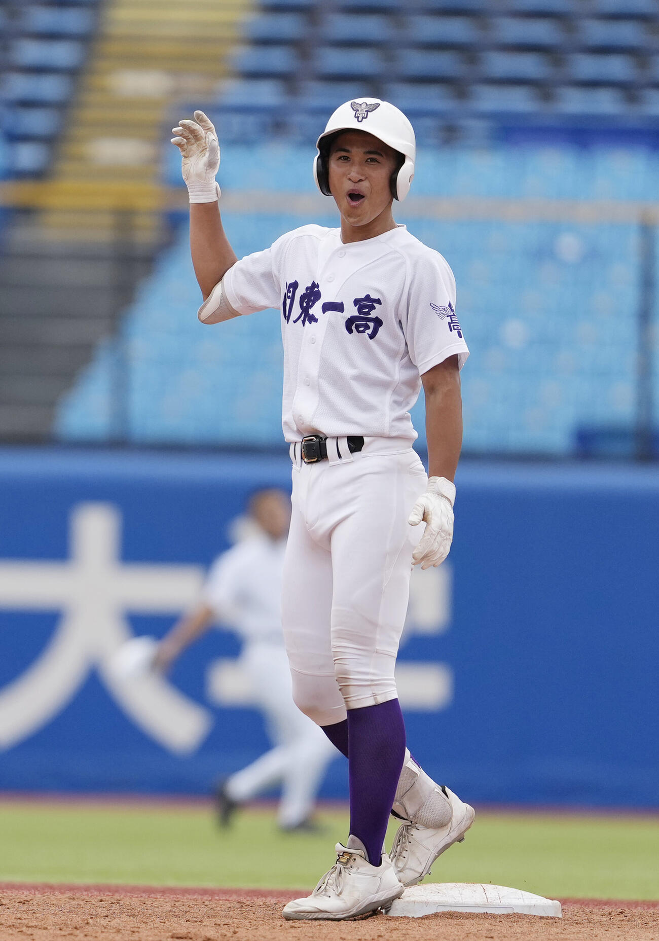 筑波大付対関東一　3回裏関東一1死一、二塁、適時打を放ち出塁する鈴木将生（撮影・小島史椰）