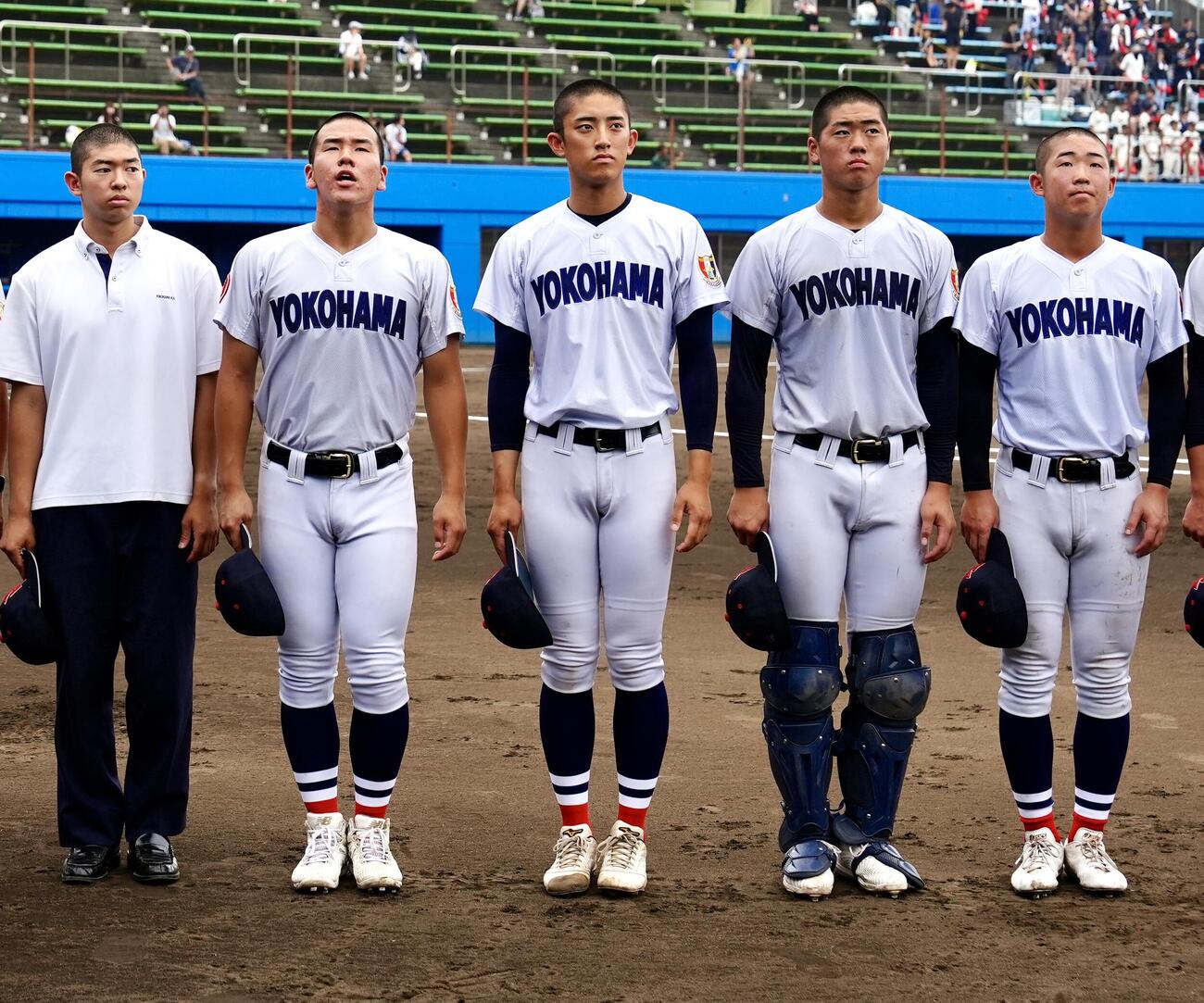 住吉対横浜　試合前、応援席にあいさつする織田翔希（中央）ら横浜の選手たち（撮影・江口和貴）