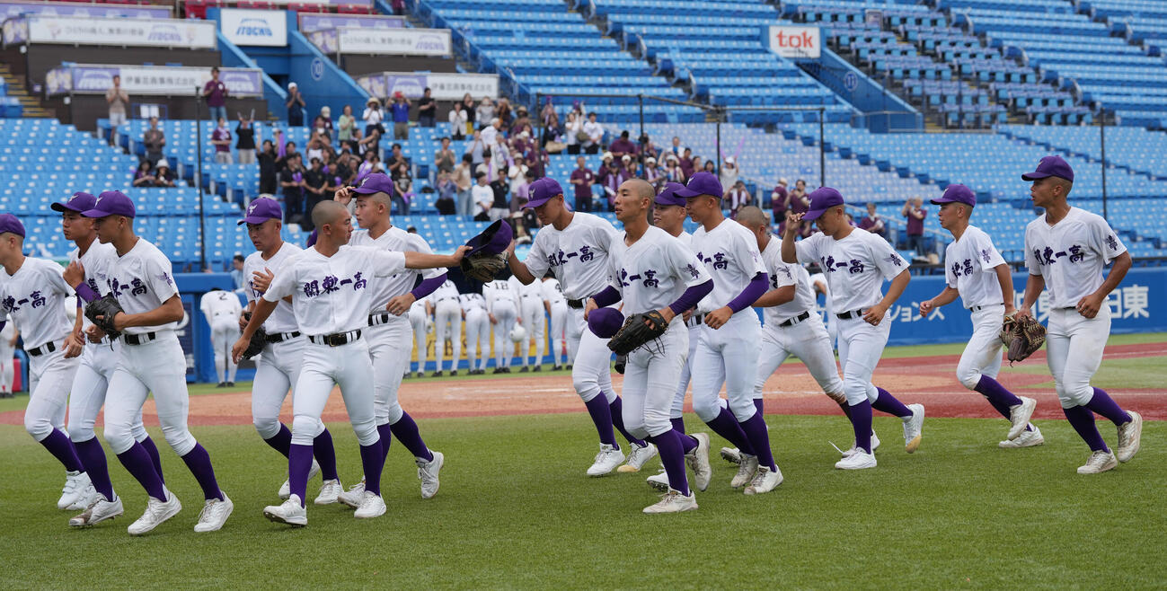 筑波大付対関東一　筑波大付に勝利し引き揚げる関東一の選手たち（撮影・小島史椰）