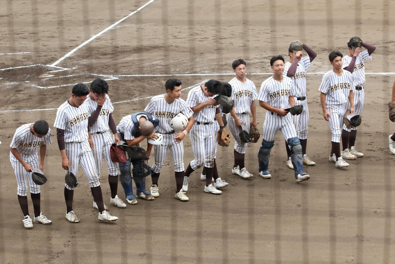 試合後、整列する国士舘の選手たち（撮影・田島優大）