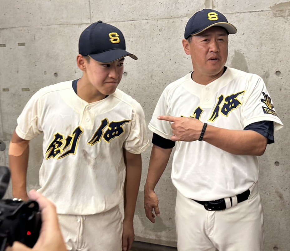 試合後、取材に応じる父の堀内尊法監督（右）と息子の堀内勝利（撮影・田島優大）
