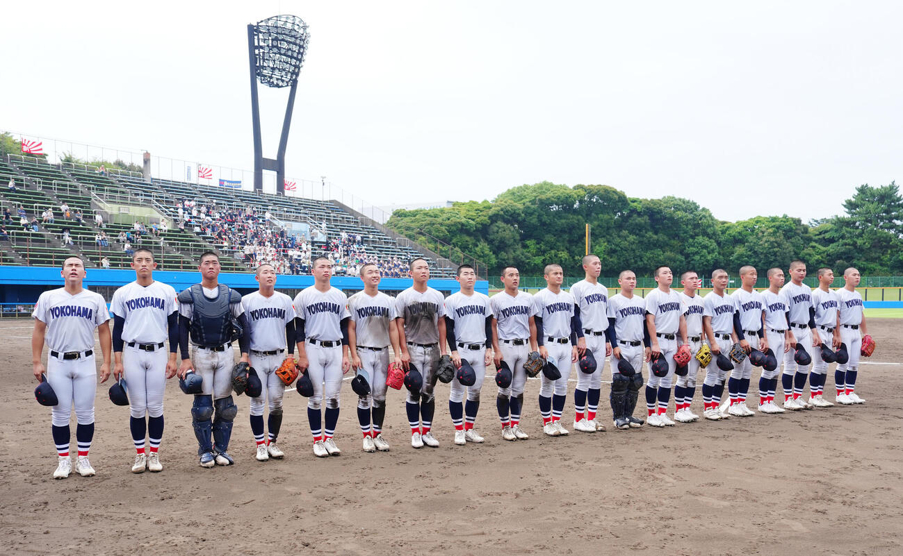 住吉対横浜　5回コールド勝ちし、応援席にあいさつする織田翔希（左から2人目）ら横浜の選手たち（撮影・江口和貴）