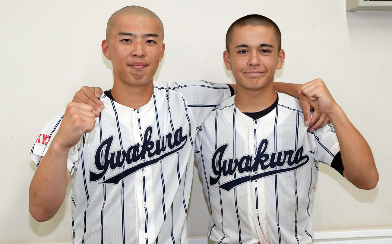 足立学園対岩倉　足立学園に勝利しガッツポーズで写真に納まる岩倉・佐藤海翔（左）と庄司トーマス（撮影・小島史椰）