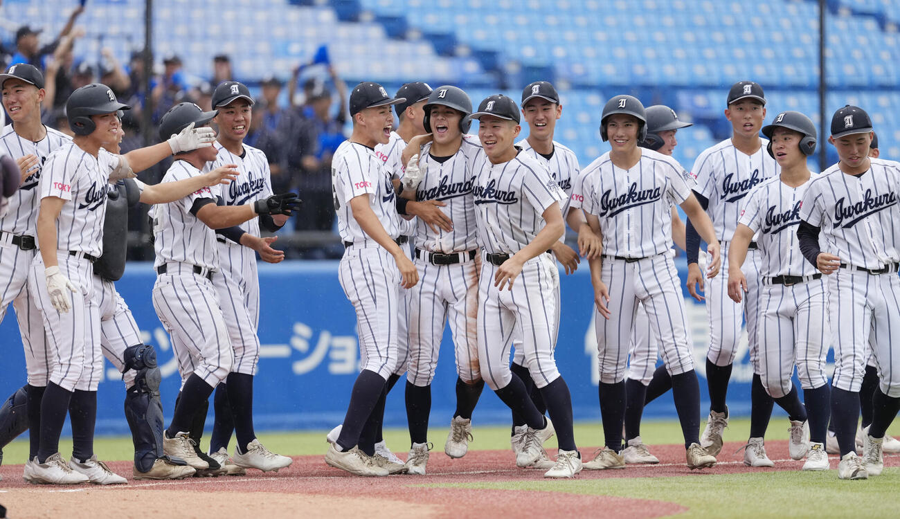 足立学園対岩倉　9回裏岩倉無死一塁、サヨナラ適時二塁打を放ちナインから祝福される庄司トーマス（中央）（撮影・小島史椰）