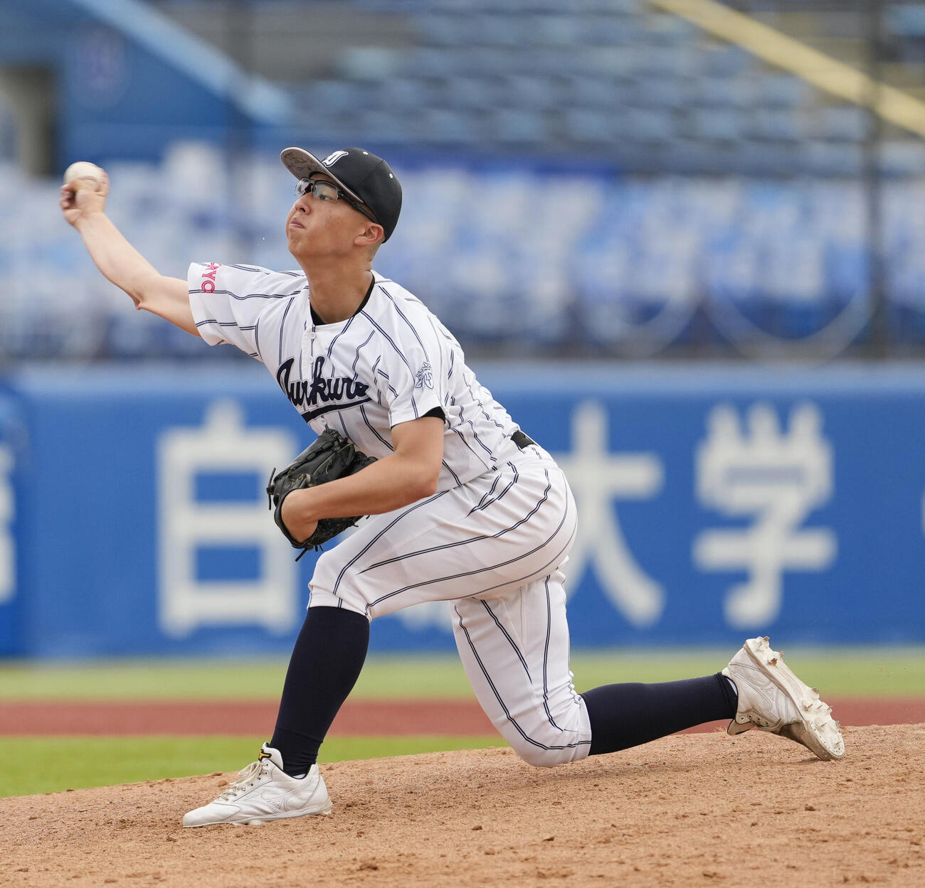 足立学園対岩倉　5回表途中から登板し力投する岩倉・佐藤海翔（撮影・小島史椰）
