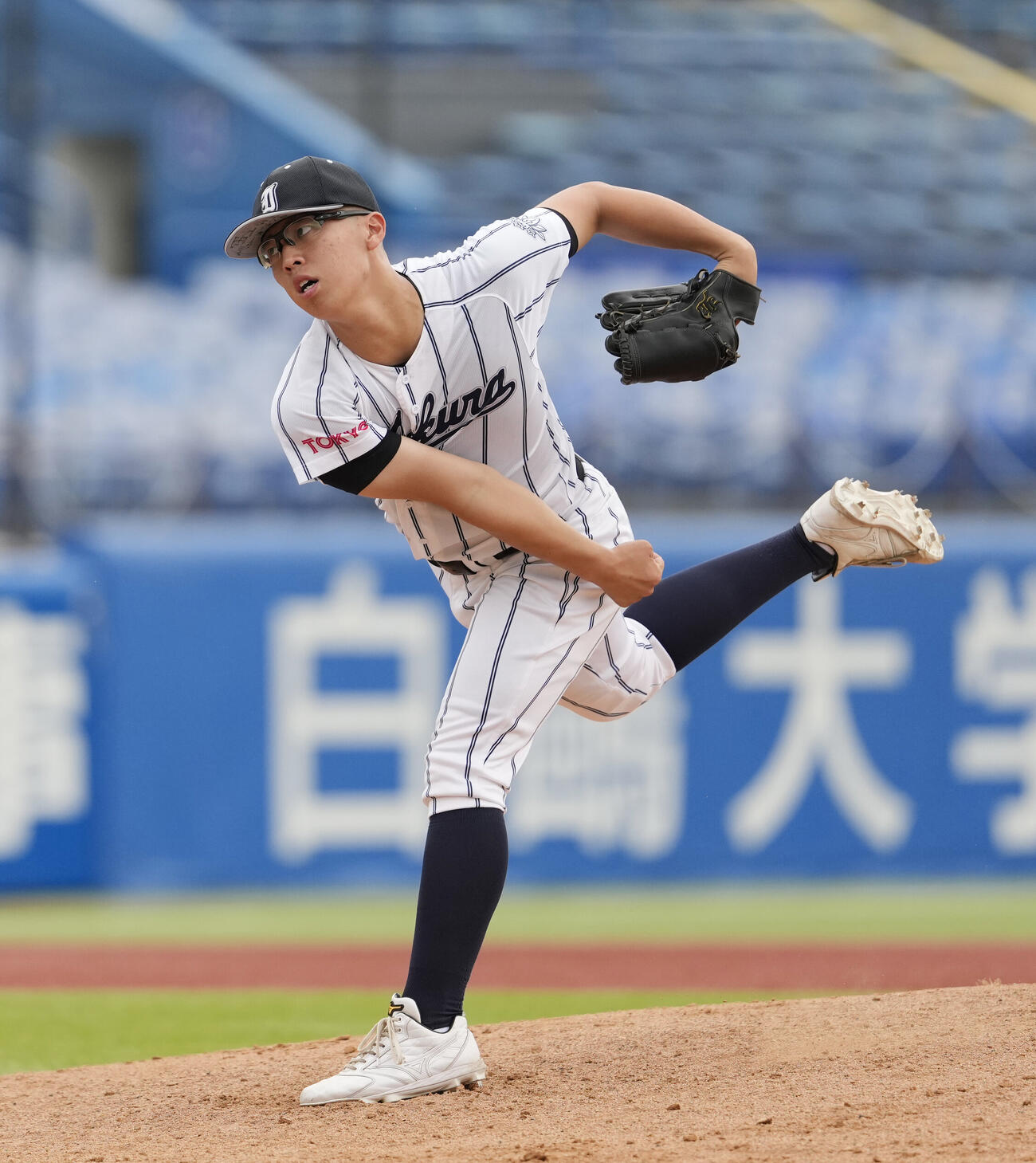 足立学園対岩倉　5回表途中から登板し力投する岩倉・佐藤海翔（撮影・小島史椰）
